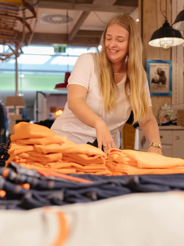 Mit einem Lächeln, das ansteckt! Patricia sorgt im Strandhaus Kiel für gute Laune und die schönsten Looks. 💙

#bkretail #bkfamily #strandhaus #kiel #cittipark #arbeitenwoandereurlaubmachen