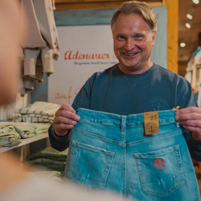 Mit einem offenen Ohr, viel Erfahrung und guter Laune gehört Jörg einfach zum Adenauer & Co. Alltag dazu. 🧡

#bkretail #adenauer #bkfamily